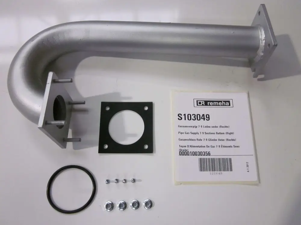 Remeha Gasanschlussstück in gebogener Form, mit Dichtungen, Schrauben und Unterlegscheiben, für die Montage in einem Heizsystem.